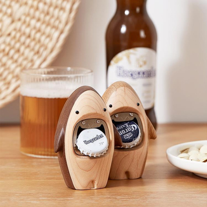 Kitchen Gadgets To Gift - クリエイティブな木製サメ型栓抜き、かわいいビールキャップリムーバー、バーツール、キッチンガジェット、家の装飾、男性へのギフト